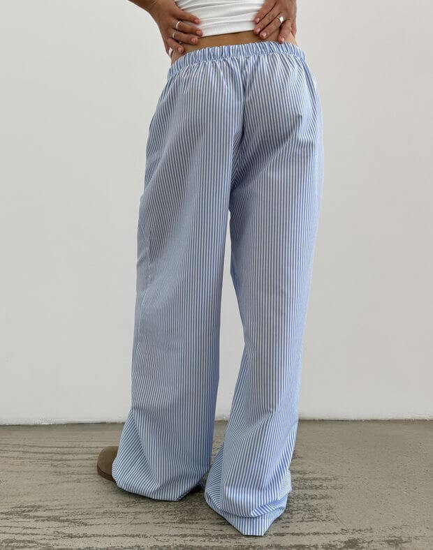Casualowe bawełniane spodnie w stylu piżamy, białe z niebieskim paskiem - Фото 2