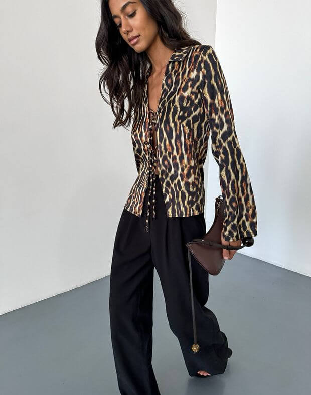 Сорочка сатинова на декоративних зав'язках, принт леопард - Фото 4