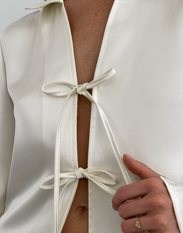 Сорочка сатинова на декоративних зав'язках, молочний світлий - Фото 5