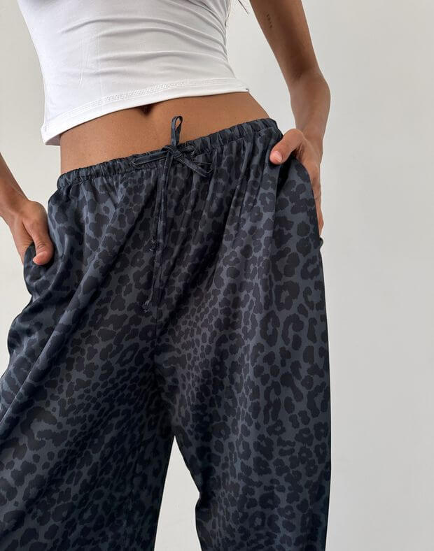Штани сатинові піжамного стилю, принт леопард сірий - Фото 5