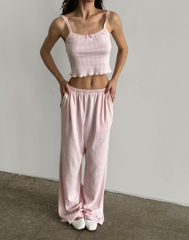 Комплект з перфорованого трикотажу майка з рюшею та штани, рожеві - Фото 1