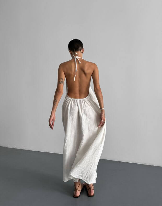 Сукня максі з відкритою спиною та затяжкою спереду, біла - Фото 2