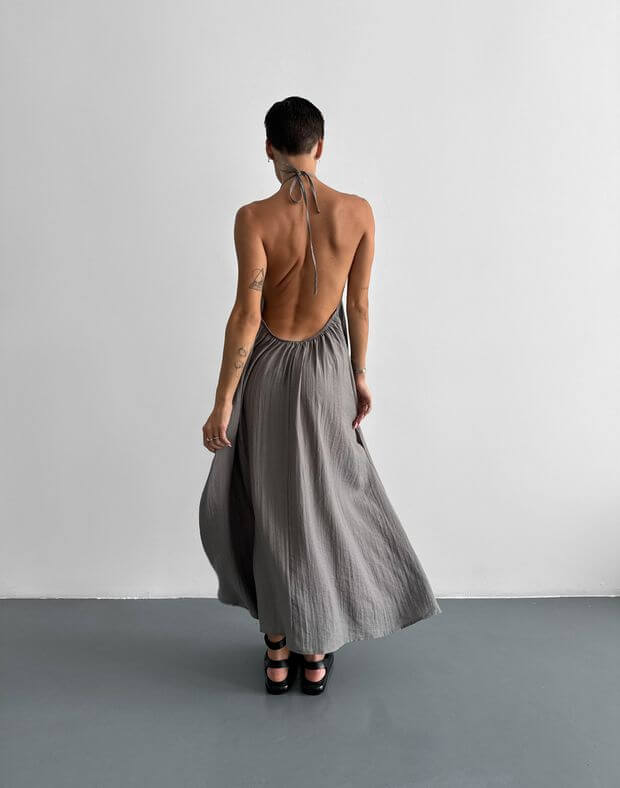 Сукня максі з відкритою спиною та затяжкою спереду, графітова - Фото 2