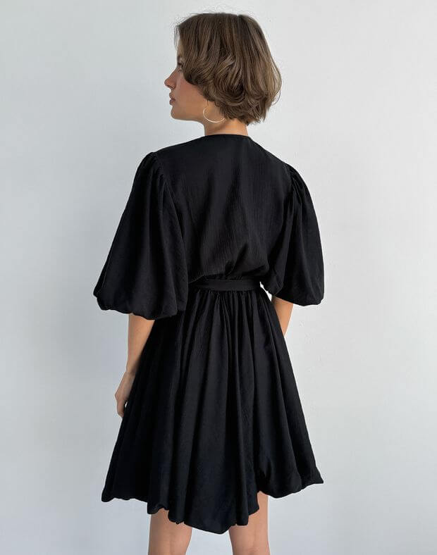 Сукня міні зі спідницею-балоном та рукавами-воланами, чорна - Фото 2