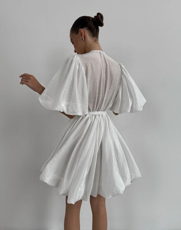 Сукня міні зі спідницею-балоном та рукавами-воланами, біла - Фото 2
