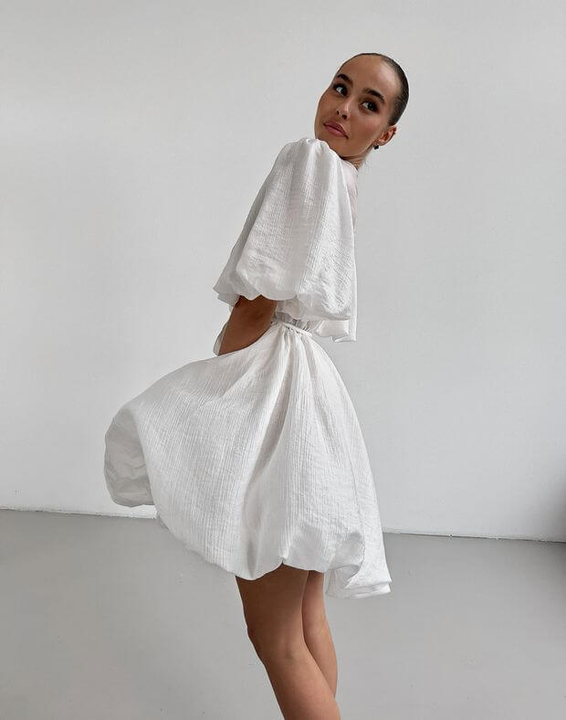 Сукня міні зі спідницею-балоном та рукавами-воланами, біла - Фото 4