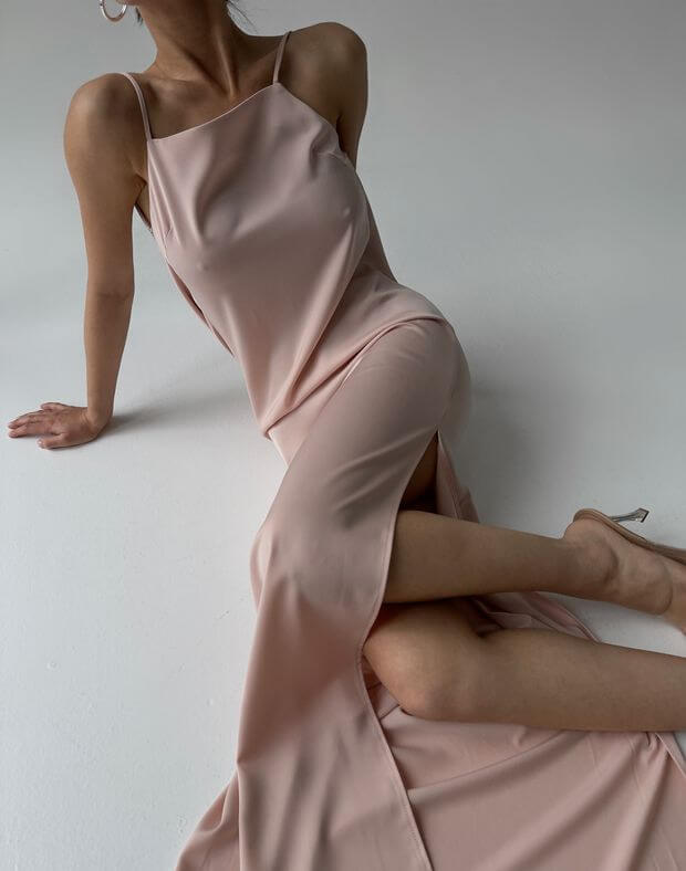 Сукня максі сатинова з прямим декольте та зборкою по спині, пудрова - Фото 7