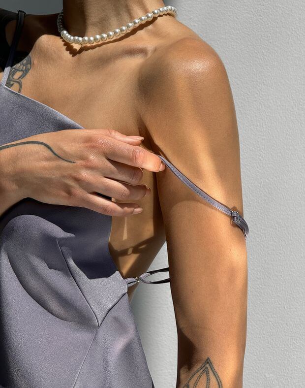 Сукня максі сатинова з прямим декольте та зборкою по спині, сіро-фіолетова - Фото 5