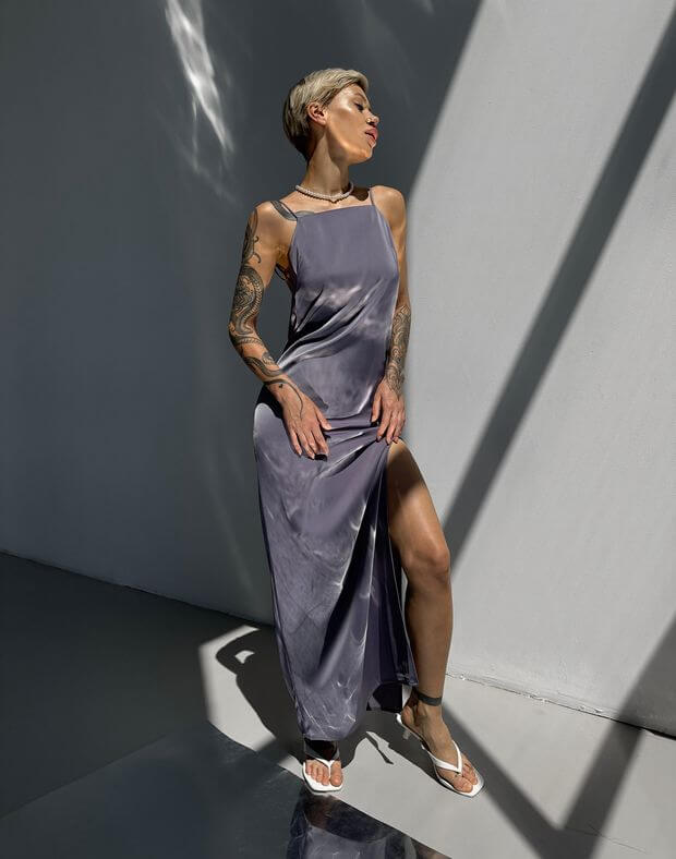 Сукня максі сатинова з прямим декольте та зборкою по спині, сіро-фіолетова - Фото 7