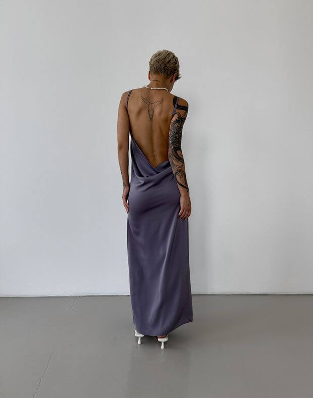 Сукня максі сатинова з прямим декольте та зборкою по спині, сіро-фіолетова - Фото 2