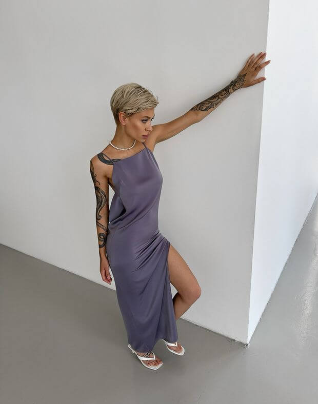 Сукня максі сатинова з прямим декольте та зборкою по спині, сіро-фіолетова - Фото 4