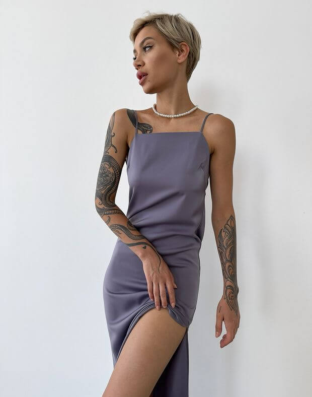 Сукня максі сатинова з прямим декольте та зборкою по спині, сіро-фіолетова - Фото 6