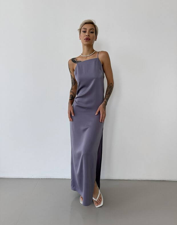 Сукня максі сатинова з прямим декольте та зборкою по спині, сіро-фіолетова - Фото 3