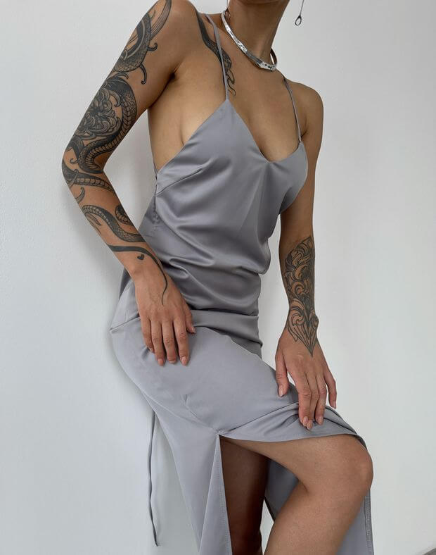 Сукня максі сатинова з овальним декольте, розрізом на нозі та шнурівкою, сіра - Фото 8