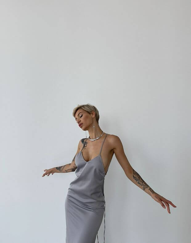 Сукня максі сатинова з овальним декольте, розрізом на нозі та шнурівкою, сіра - Фото 4