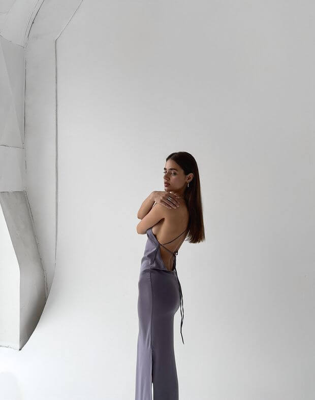 Сукня максі сатинова з овальним декольте, розрізом на нозі та шнурівкою, сіро-фіолетова - Фото 6