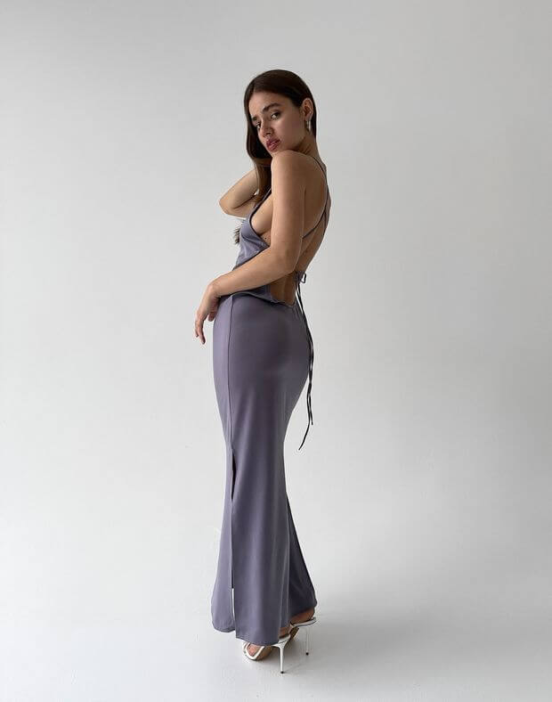 Сукня максі сатинова з овальним декольте, розрізом на нозі та шнурівкою, сіро-фіолетова - Фото 4