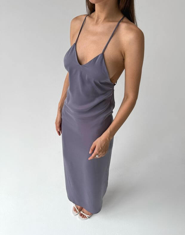 Сукня максі сатинова з овальним декольте, розрізом на нозі та шнурівкою, сіро-фіолетова - Фото 7