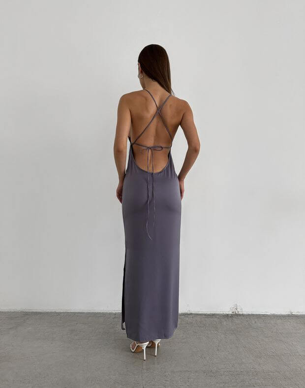 Сукня максі сатинова з овальним декольте, розрізом на нозі та шнурівкою, сіро-фіолетова - Фото 2