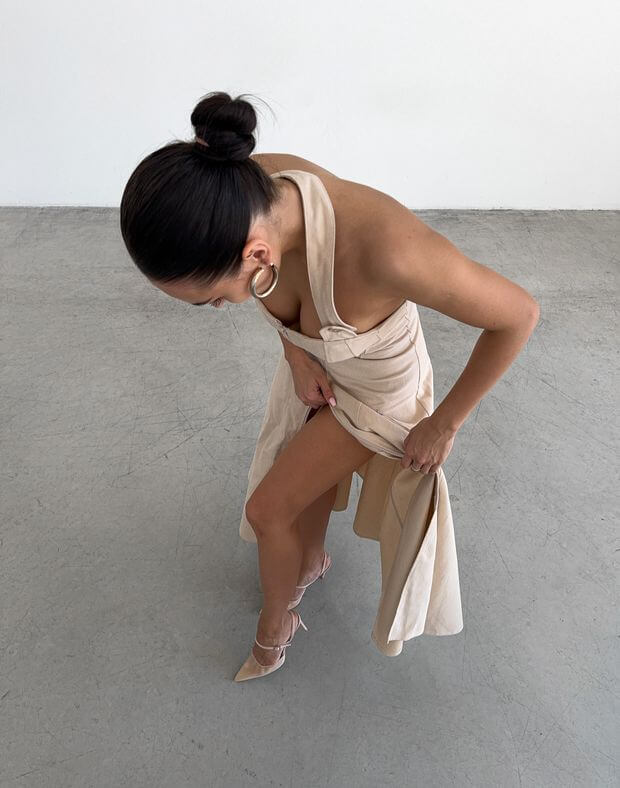 Сукня міді з котонової тканини на блискавці та моделюючими швами, бежева - Фото 6