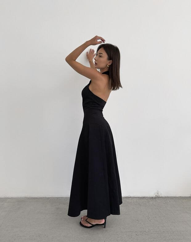 Сукня міді з котонової тканини на блискавці та моделюючими швами, чорна - Фото 4