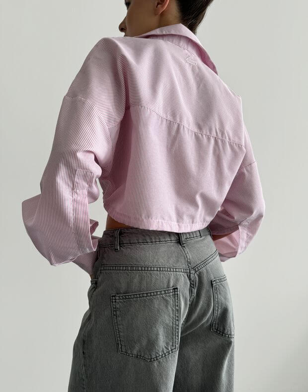 Сорочка в смужку вкорочена на затяжках, біло-рожева - Фото 2