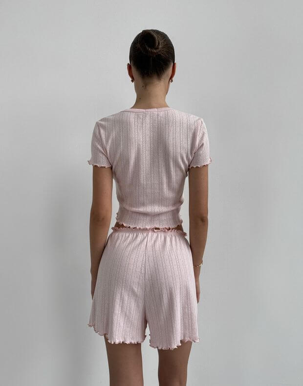 Комплект в піжамному стилі з перфорованого трикотажу футболка та шорти з рюшами, рожеві - Фото 2