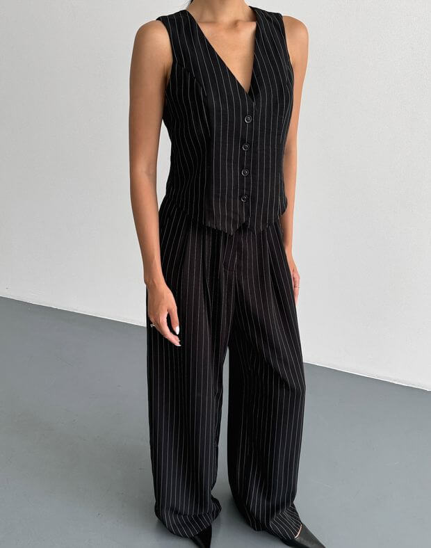 Комплект жилет жіночий в смужку приталеного фасону та штани літні в смужку вільного крою, чорні - Фото 1