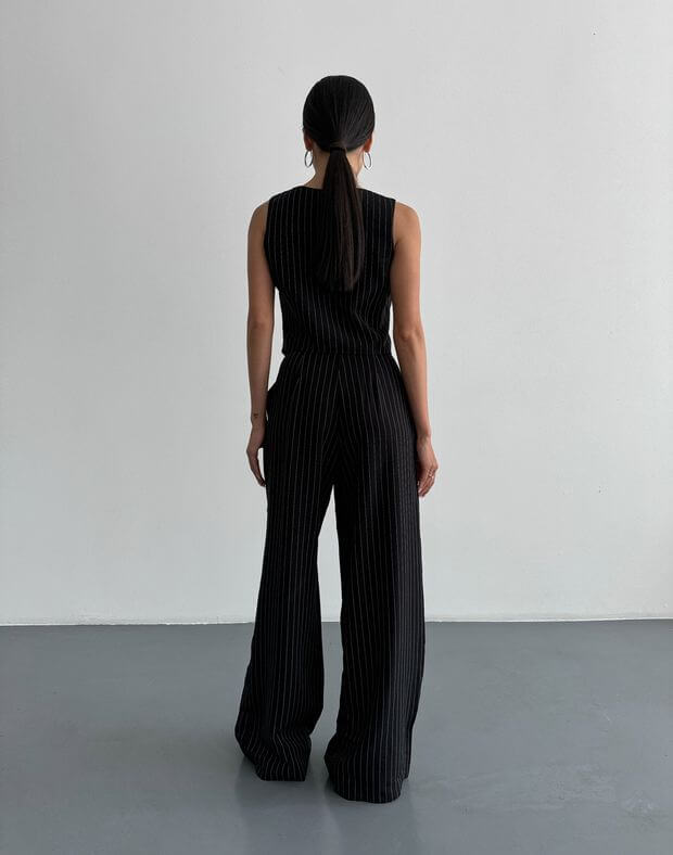 Комплект жилет жіночий в смужку приталеного фасону та штани літні в смужку вільного крою, чорні - Фото 2