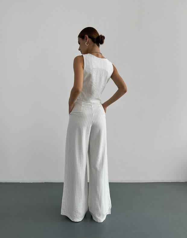 Комплект жилет жіночий в смужку приталеного фасону та штани літні в смужку вільного крою, білі - Фото 2