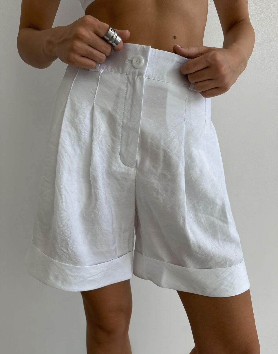 Базові літні шорти з підворотом, білі - Фото 1