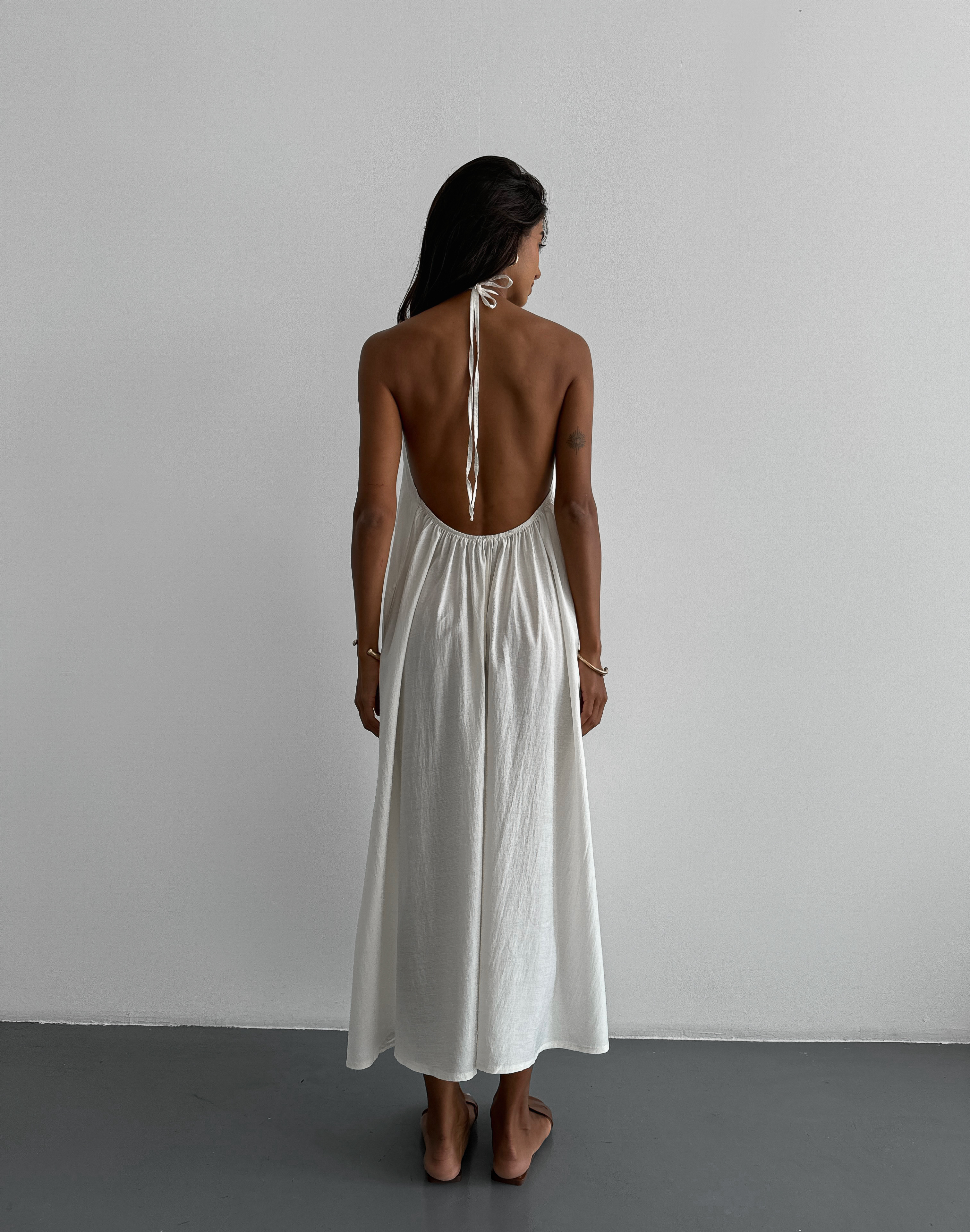 Сукня максі з відкритою спиною та затяжкою спереду, молочна - Фото 2