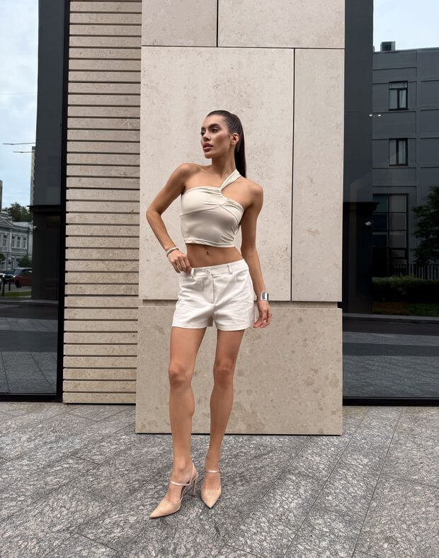 Stylizacje z gładką bluzką i bawełnianymi miniszortami - Фото 6