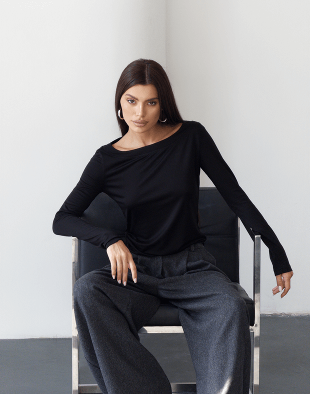 Лонгслів з широким воротом та затяжкою, чорний - Фото 7