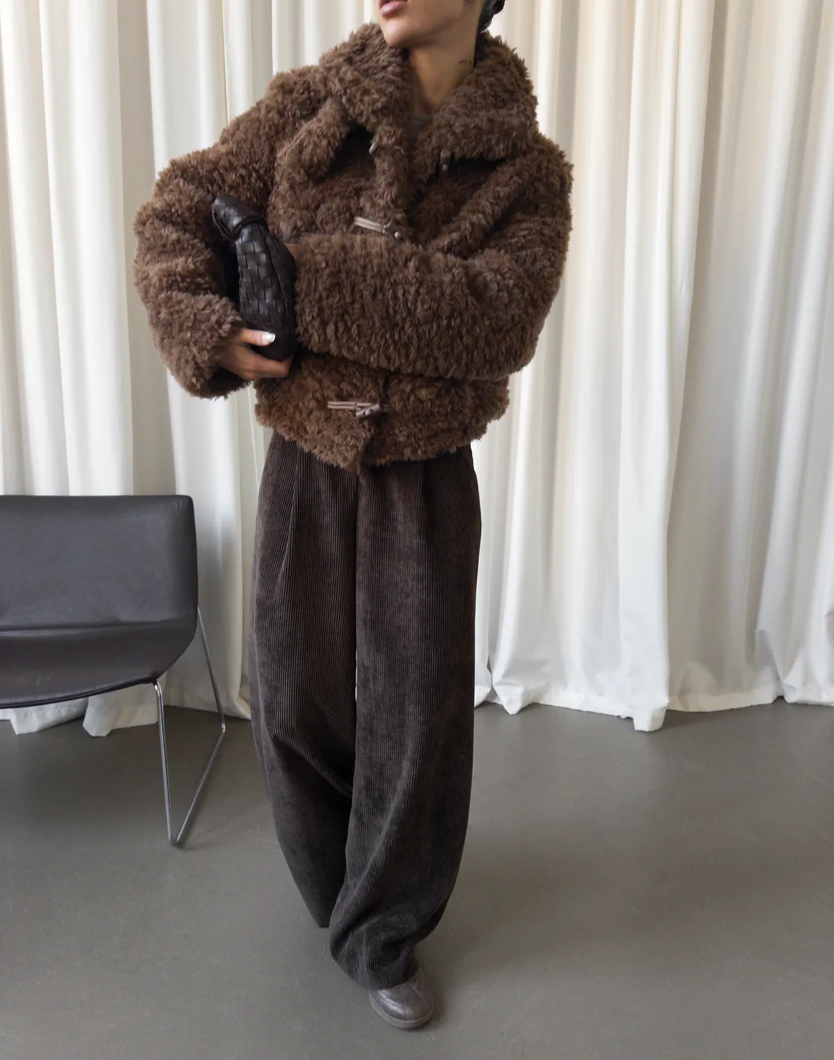 Stylizacje z kurtką typu teddy, długimi rękawami i sztruksowymi spodniami - Фото 3