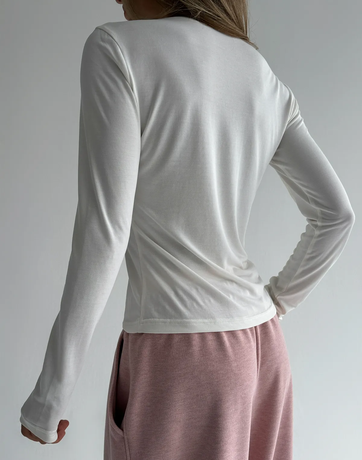 Лонгслів з декоративними швами по фігурі, молочний - Фото 2