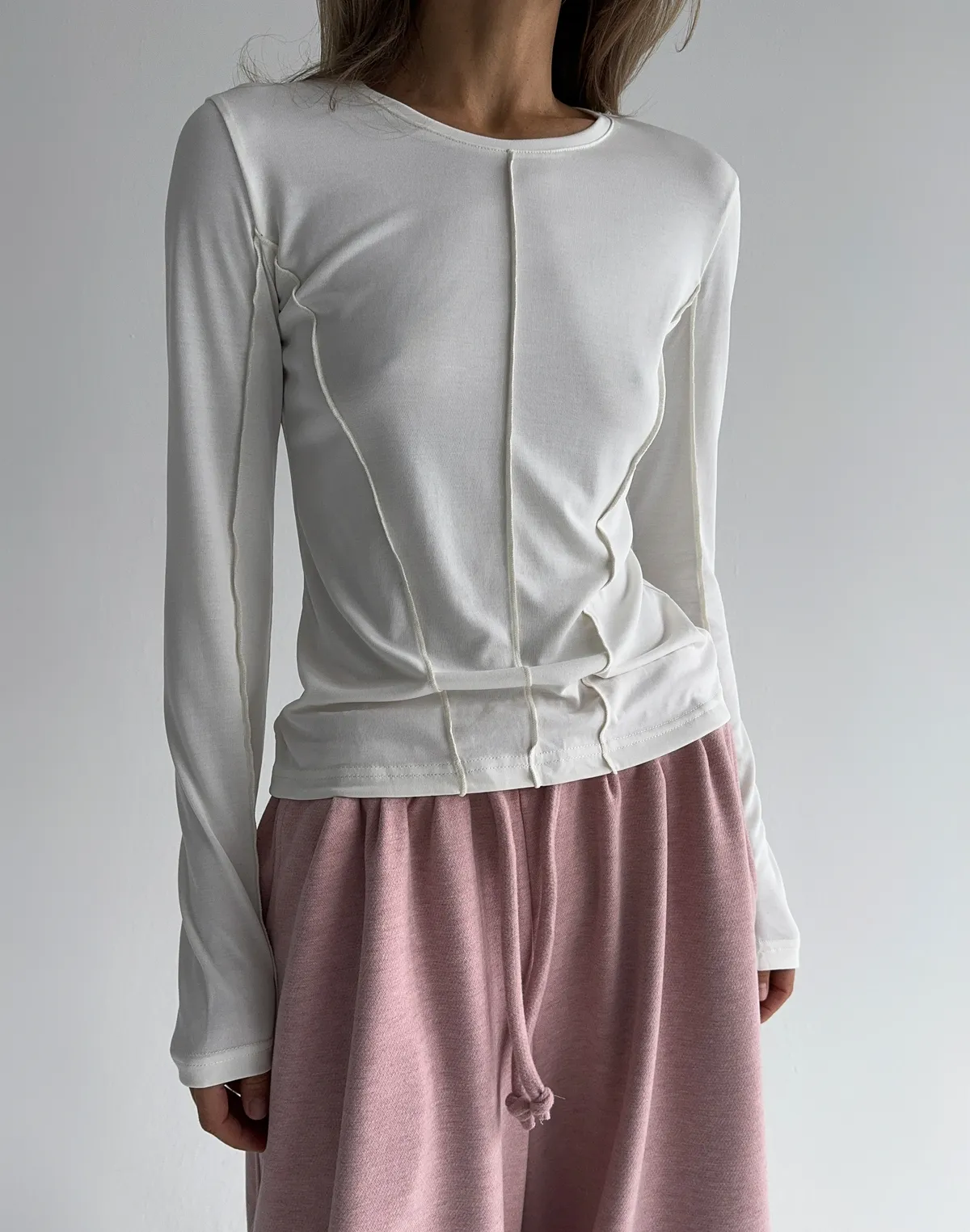 Лонгслів з декоративними швами по фігурі, молочний - Фото 1