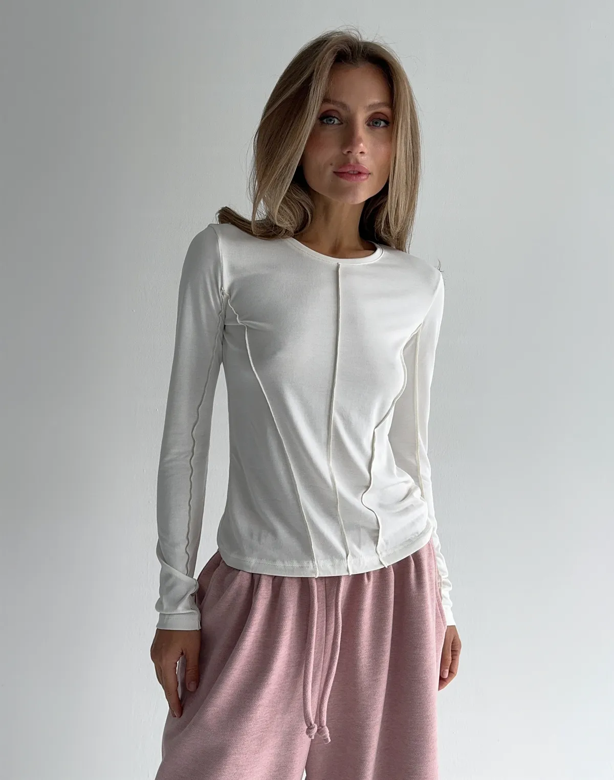 Лонгслів з декоративними швами по фігурі, молочний - Фото 8