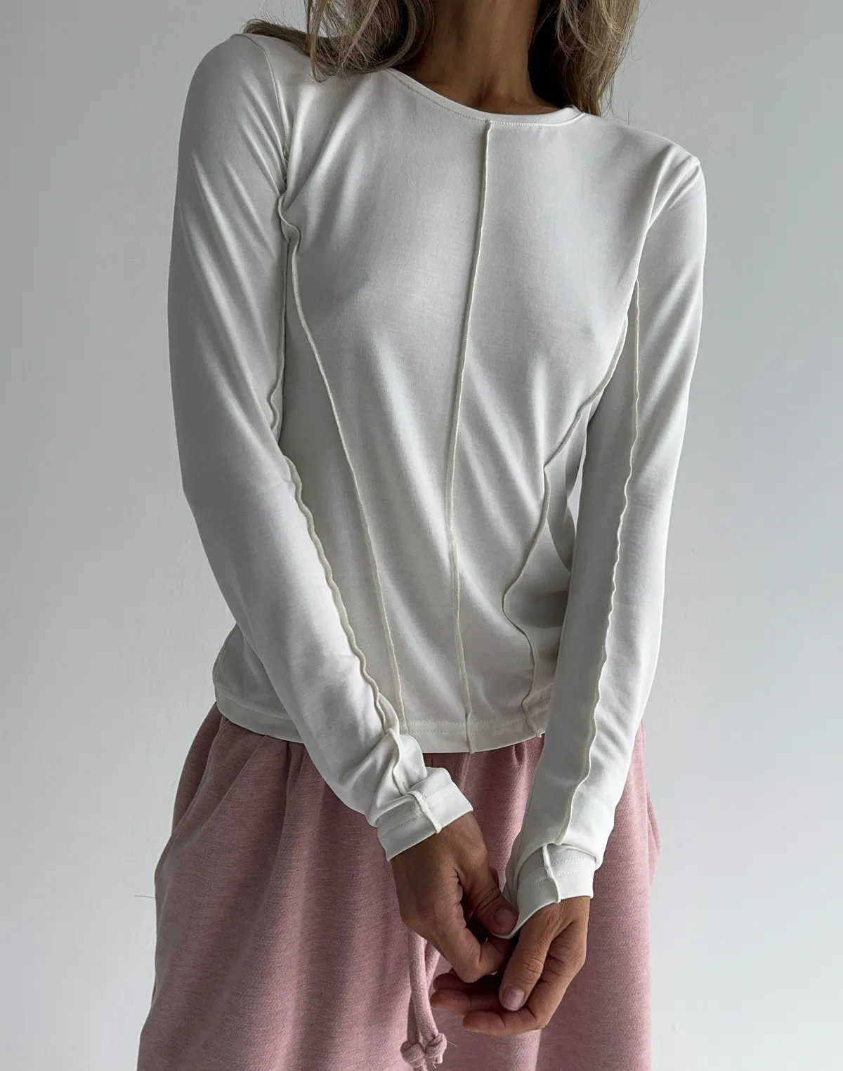 Лонгслів з декоративними швами по фігурі, молочний - Фото 7