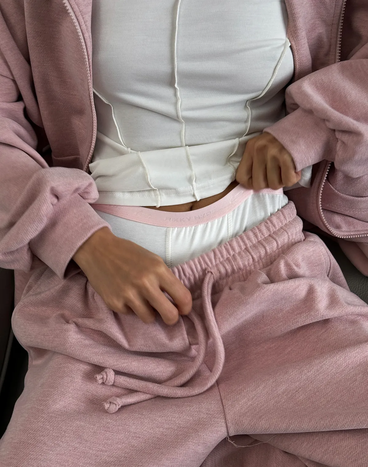Komplet dzianinowy z super oversize bluzy na zamek i luźnych spodni dresowych, różowy - Фото 6