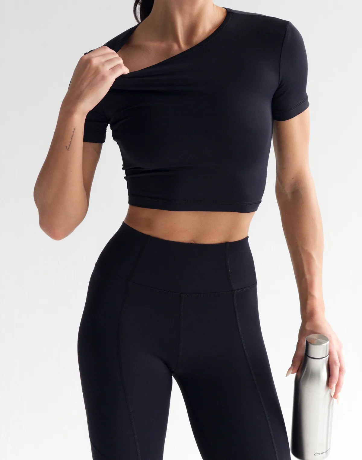 Skrócony rashguard z wycięciem na plecach, czarny - Фото 8