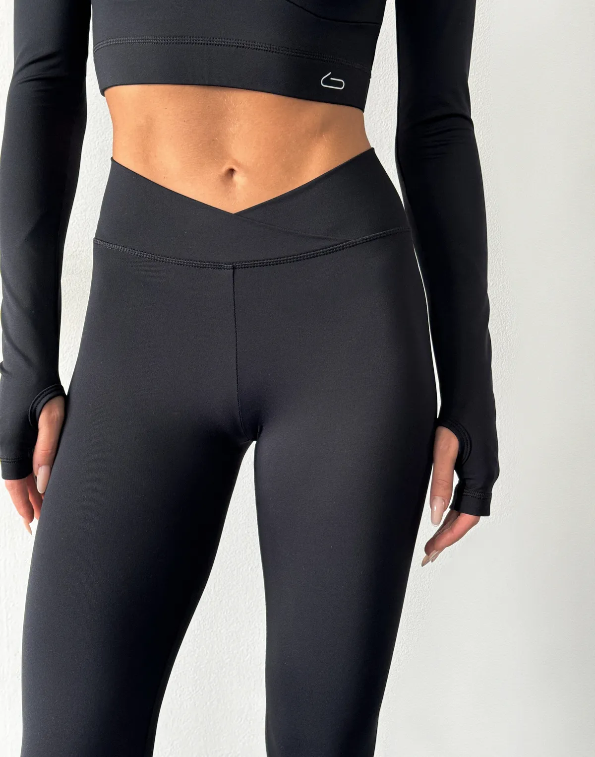 Legginsy sportowe z paskiem w kształcie litery V, czarne - Фото 6