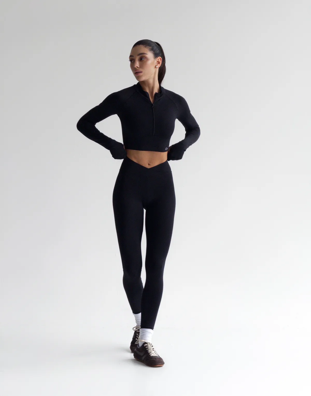Legginsy sportowe z paskiem w kształcie litery V, czarne - Фото 8