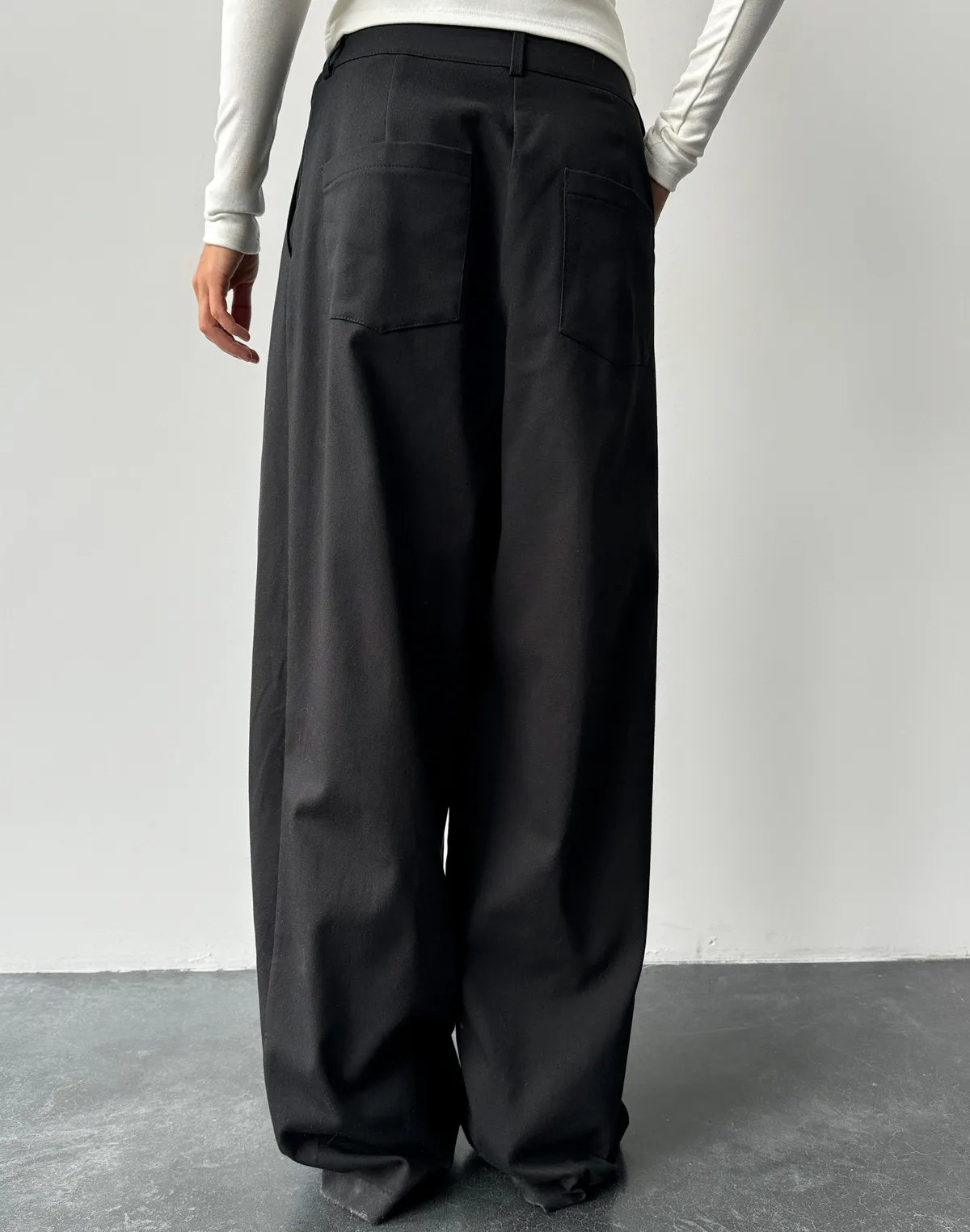 Bawełniane spodnie o luźnym kroju, czarny - Фото 2