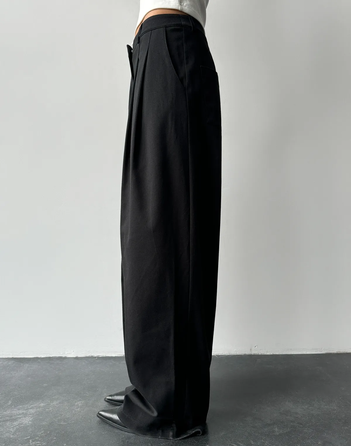 Штани котонові вільного крою базові, чорні - Фото 5