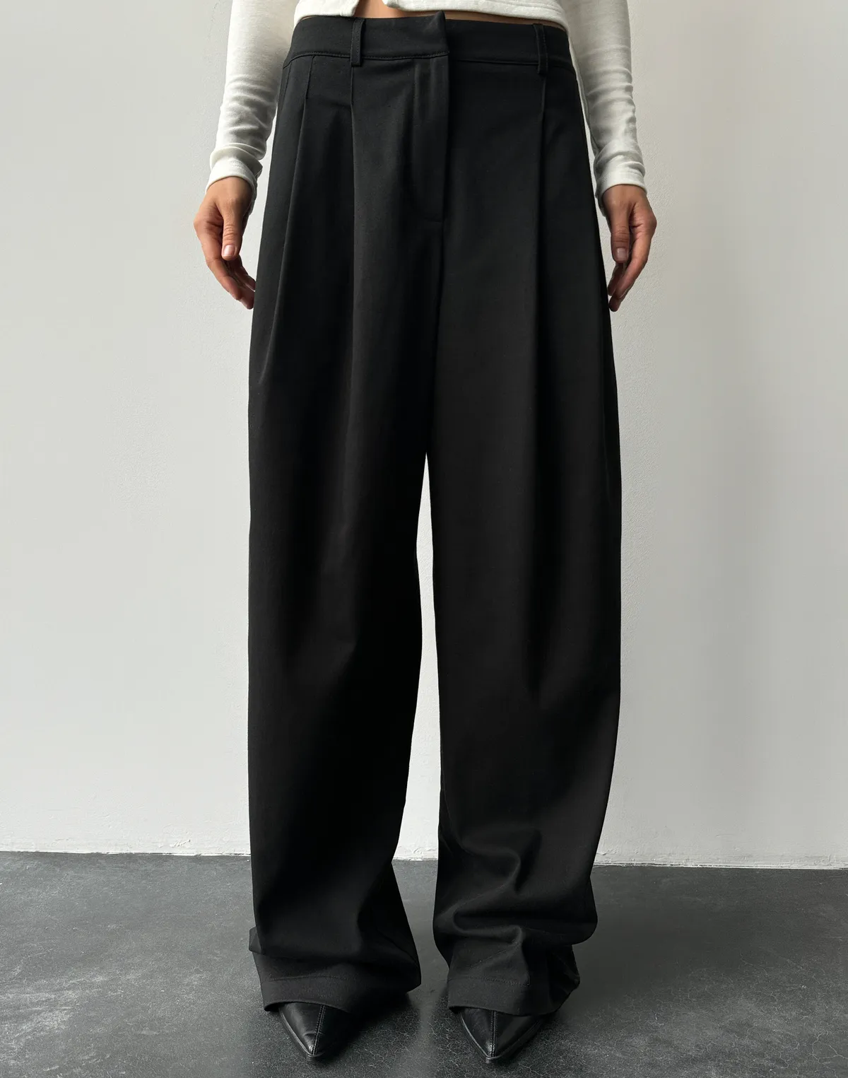 Bawełniane spodnie o luźnym kroju, czarny - Фото 1