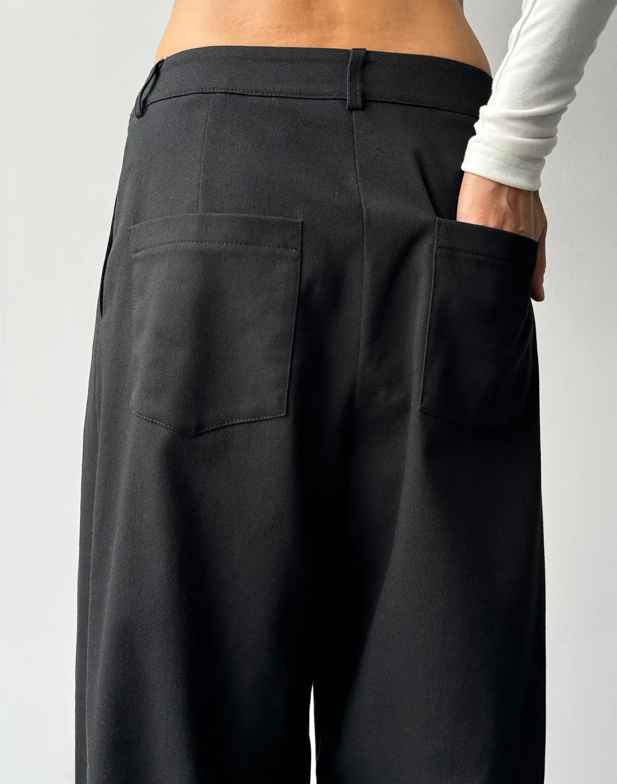 Штани котонові вільного крою базові, чорні - Фото 4