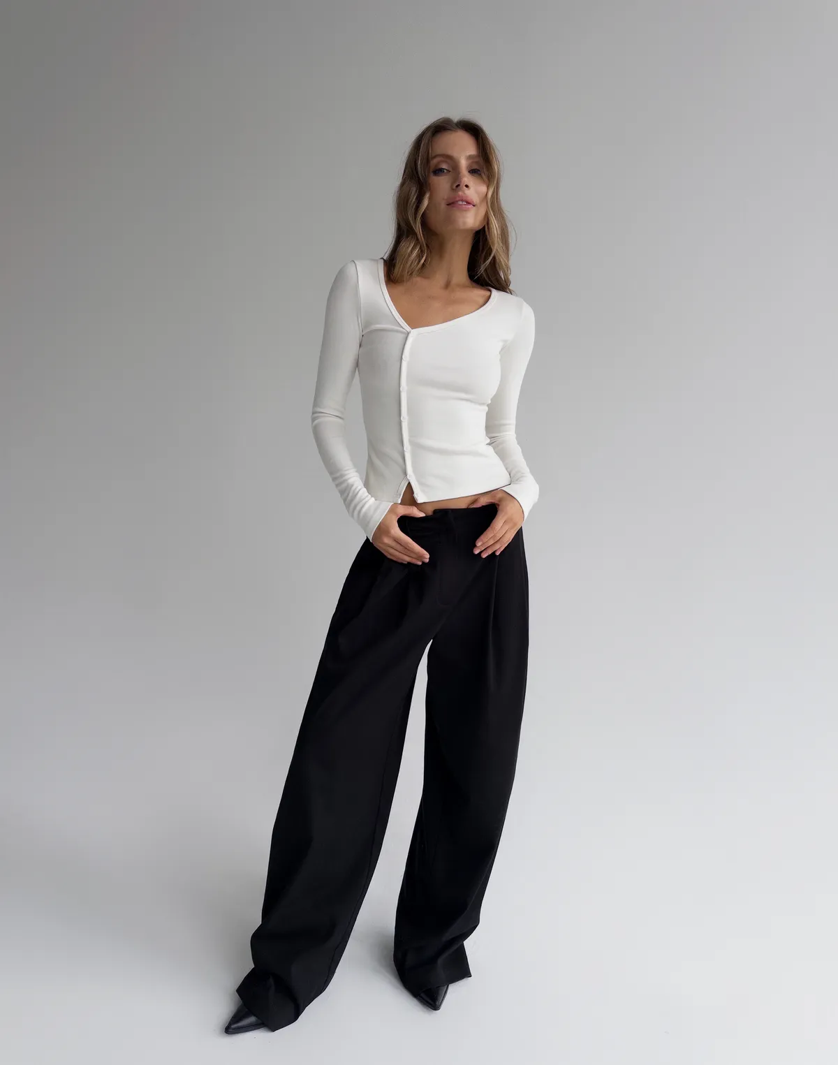 Штани котонові вільного крою базові, чорні - Фото 3