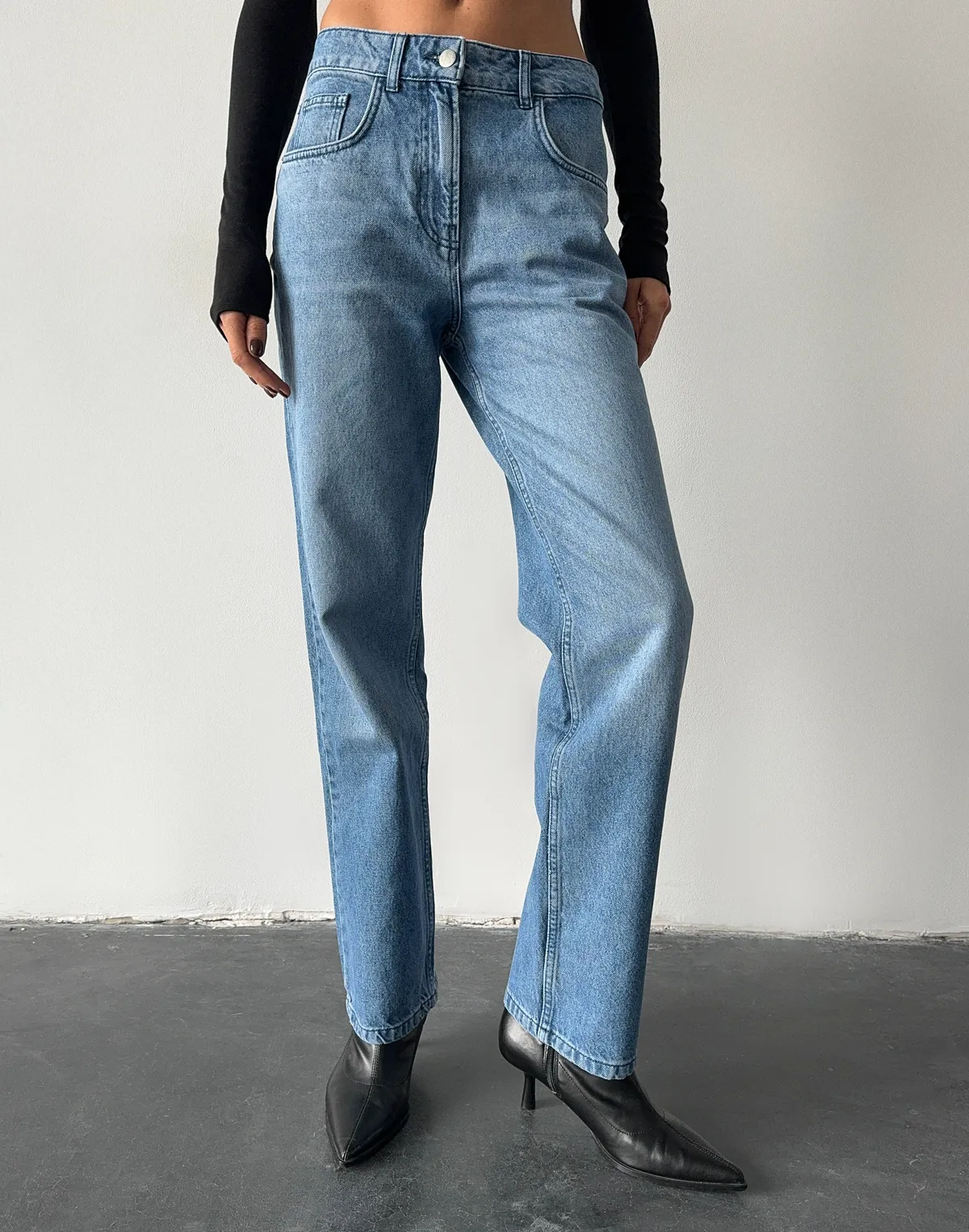 Джинси жіночі середньої посадки прямого крою, класичні блакитні - Фото 1