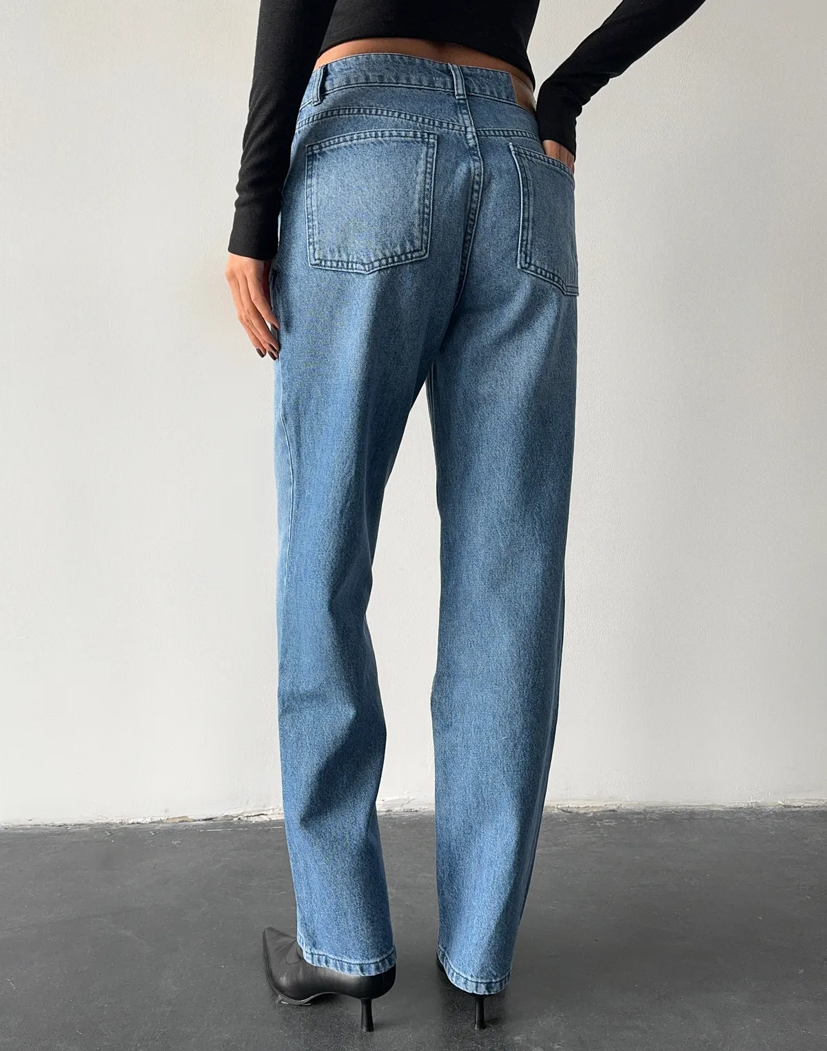 Джинси жіночі середньої посадки прямого крою, класичні блакитні - Фото 2
